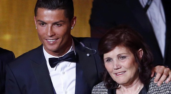 Der Weltfussballer mit Mama Maria Dolores dos Santos Aveiro.