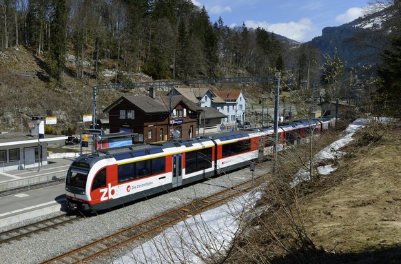 Ein Zug der Zentralbahn faehrt durch den Bahnhof auf dem Bruenigpass im Kanton Obwalden auf der Bruenigstrecke zwischen Luzern und Interlaken am Mittwoch 24. April 2013. Die Zentralbahn feiert dieses  ...