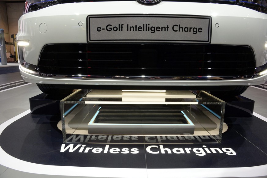 epa04550120 The Volkswagen e-Golf with wireless charging is displayed at the 2015 International Consumer Electronics Show (CES) in Las Vegas, Nevada, USA, 07 January 2015. CES, the world&#039;s larges ...