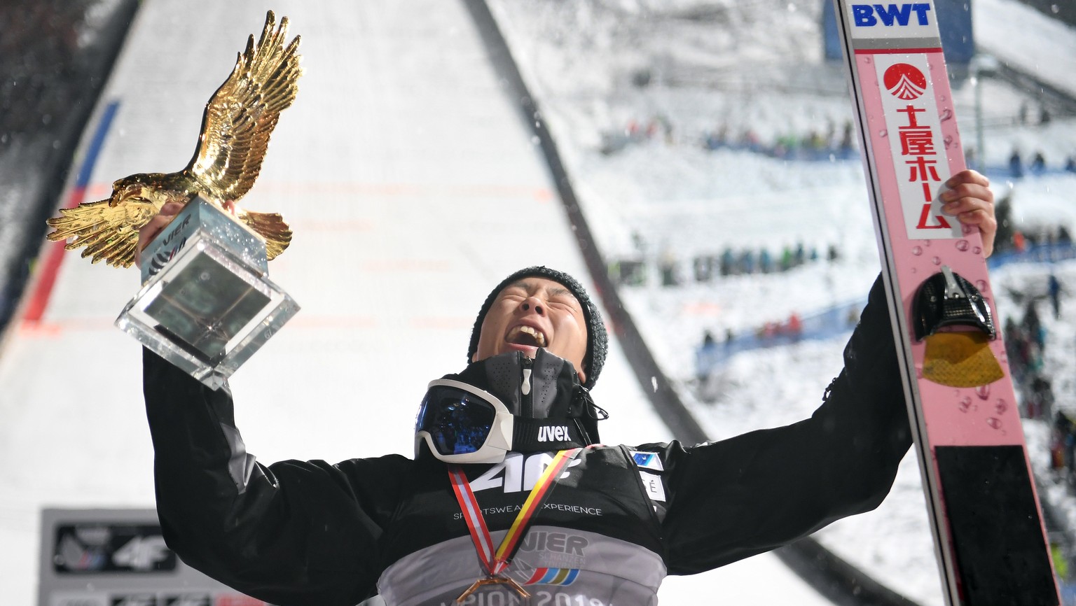 epa07265944 Ryoyu Kobayashi from Japan celebrates with the trophy after winning the 67th Four Hills Tournament competition in Bischofshofen, Austria, 06 January 2018. EPA/CHRISTIAN BRUNA