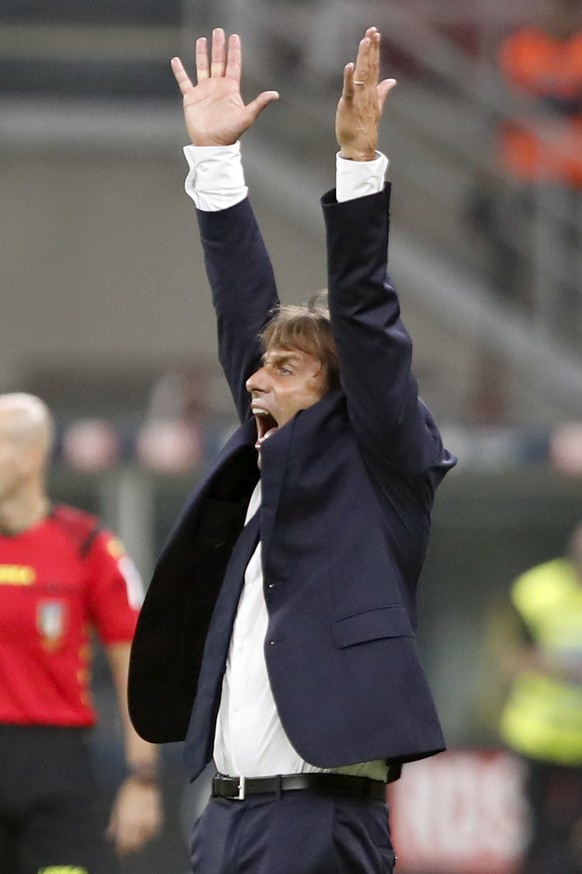 Inter Milan&#039;s head coach Antonio Conte calls out to his players during a Serie A soccer match between Inter Milan and Lazio, at the San Siro stadium in Milan, Italy, Wednesday, Sept. 25, 2019. (A ...