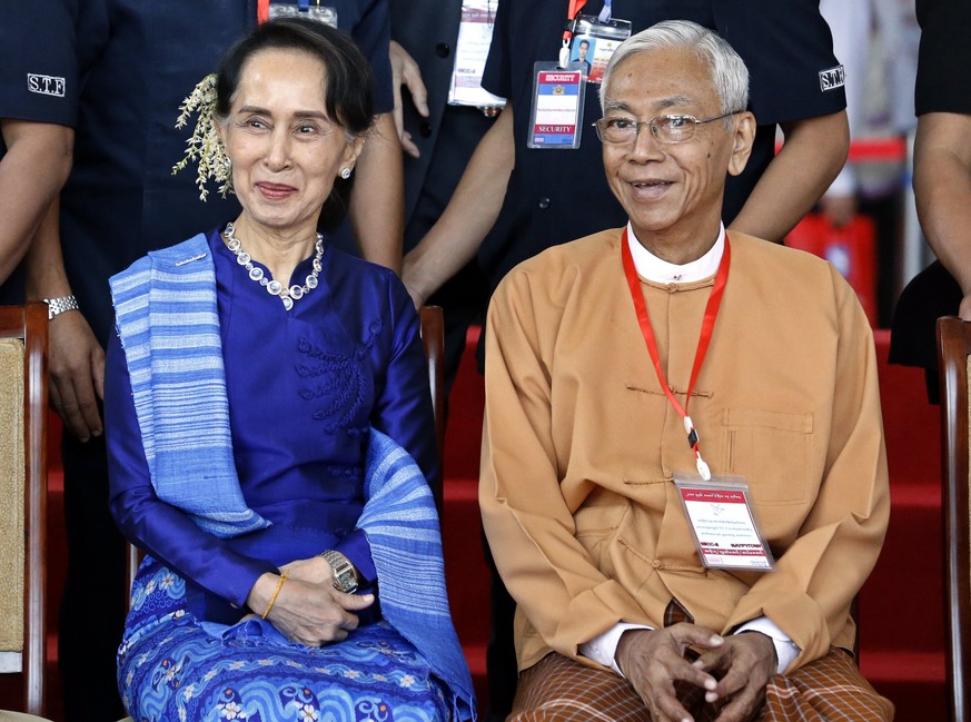 epa06520315 Myanmar President Htin Kyaw (R) and State Counselor Aung San Suu Kyi (L) smile as they pose for the group photo after the Ceremony for Signing the National Wide Ceasefire Agreement at Myan ...