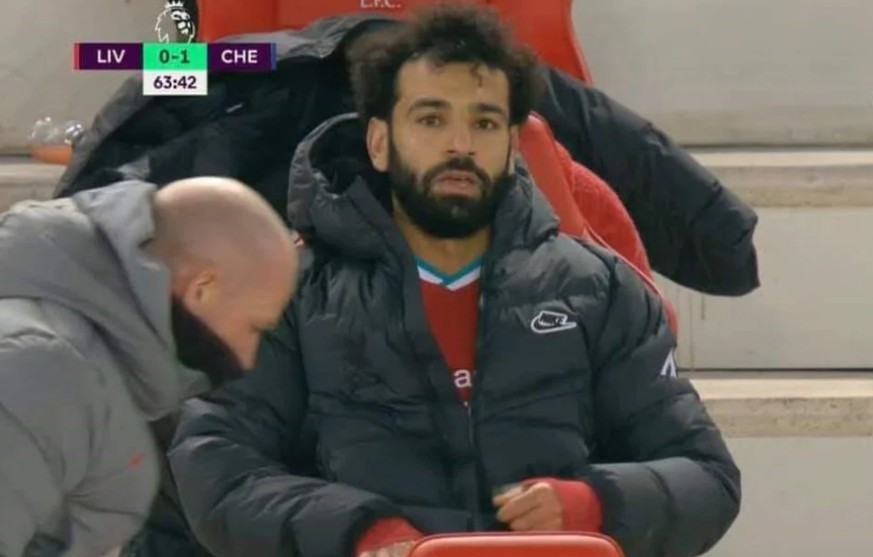 Salah sitzt nach seiner Auswechslung ungläubig auf der Bank.
