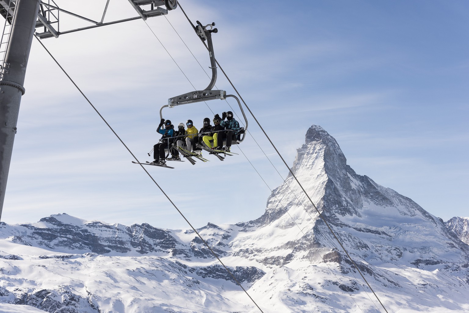 ZUR ORTSCHAFT ZERMATT STELLEN WIR IHNEN HEUTE FOLGENDES NEUES BILDMATERIAL ZUR VERFUEGUNG --- Skiers on a chairlift going up to the alp Blauherd, pictured with the Matterhorn in the background, above  ...