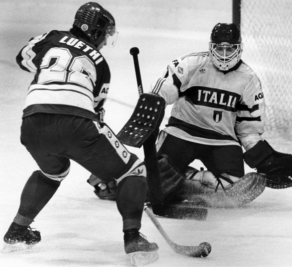 Der Schweizer Spieler Fredy Luethi scheitert am 30. Maerz 1985 alleine vor dem Tor am italienischen Goalie Corsi. Die Schweiz gewinnt das Spiel an der Eishockey B-Weltmeisterschaft in Fribourg mit 5:1 ...