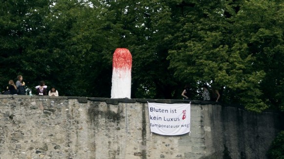 Im August 2019 stellte die Juso im Kanton Zürich einen 2,5 Meter hohen Tampon auf den Lindenhof.