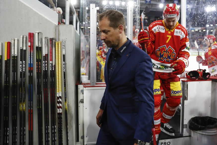 Biels Cheftrainer Antti Toermaenen geht in die Kabine, im vierten Eishockey Playoff-Halbfinalspiel der National League zwischen dem EHC Biel und dem SC Bern, am Dienstag, 2. April 2019 in der Tissot A ...