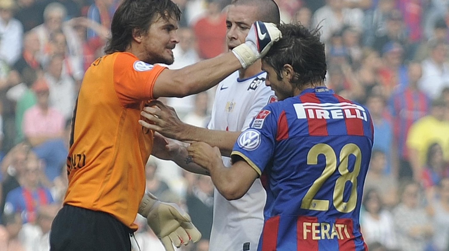 Basels Captain Franco Costanzo geht auf seinen Mitspieler Beg Ferati los und Zuerichs Eric Hassli versucht zu schlichten Andreas Meier/freshfocus