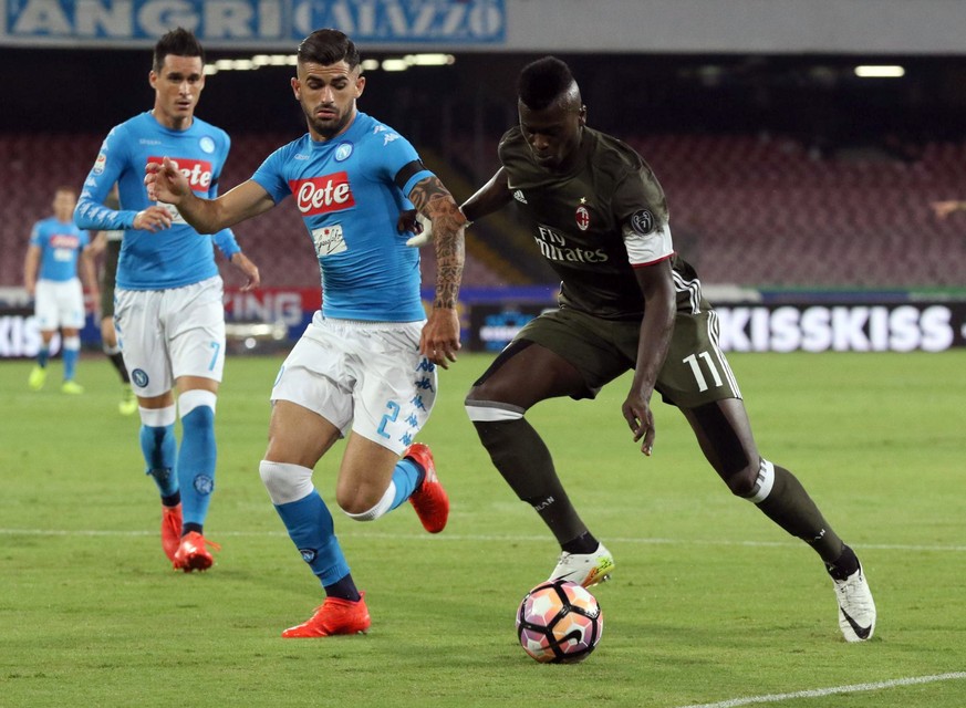 Napoli&#039;s Elseid Hysaj, left, and AC Milan&#039;s M&#039;Baye Niang go for the ball during a Serie A soccer match between Napoli and AC Milan at the San Paolo stadium in Naples, Italy, Saturday, A ...