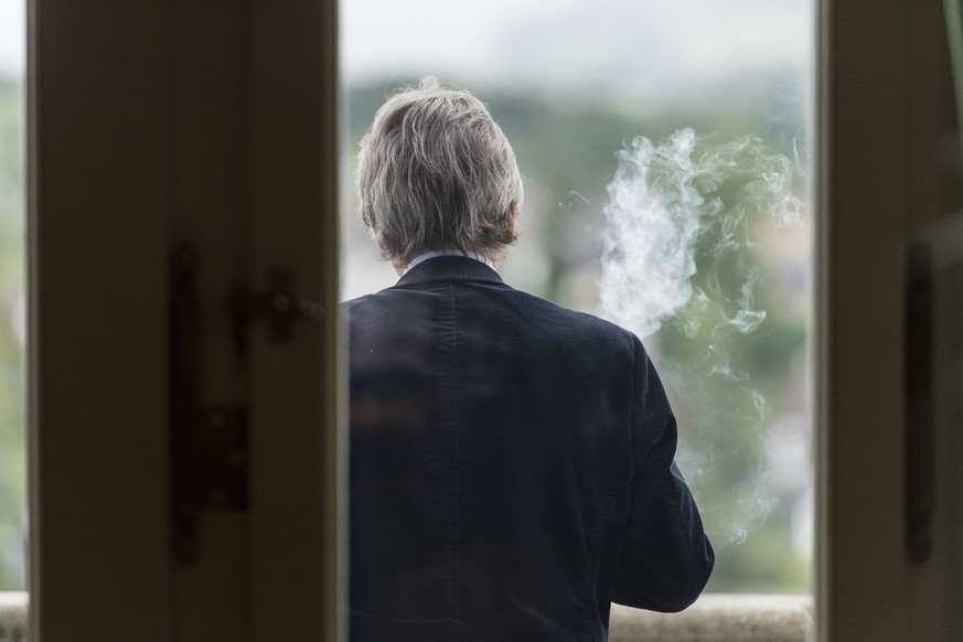 Ein Mitglied der Kleinen Kammer goennt sich eine Rauchpause auf dem Balkon vor der Wandelhalle des Nationalrats, waehrend der Staenderat ueber das Tabakgesetz beraet, an der Sommersession der Eidgenoe ...
