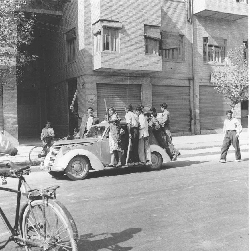 Vom Westen orchestrierter Putsch: Pro-Schah-Demonstranten in Teheran, 1953.