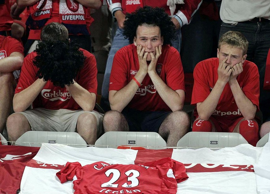 Liverpool fans watch their side go two goals down against AC Milan during the Champions League Final at The Ataturk Olympic Stadium, Istanbul, Turkey, Wednesday May 25, 2005. (KEYSTONE/AP Photo/PA, Ph ...