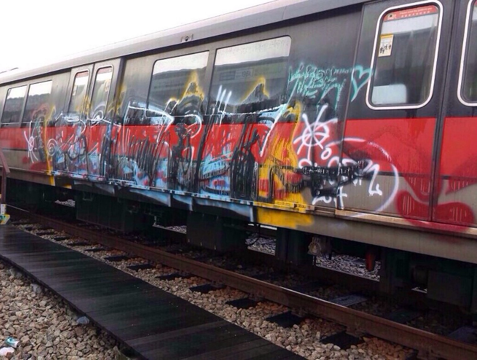 Die Staatsanwaltschaft warf zwei Deutschen vor, im November vergangenen Jahres in ein U-Bahn-Depot eingedrungen und dort diesen Bahnwagen besprüht zu haben.