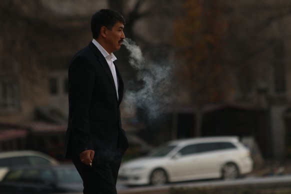 Ausserhalb Europas wird gequalmt, als gäbe es kein Morgen. Nicht zuletzt auch in muslimischen Ländern, wie hier in der kirgisischen Hauptstadt Bishkek.
