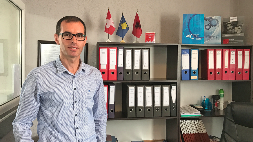 Geschäftsführer Enver Haliti in seinem Büro: «Wir hatten schon länger die Idee, im Kosovo eine Produktionsstätte aufzubauen und in die Schweiz zu exportieren.»