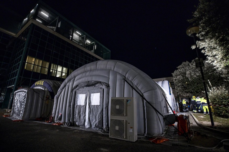 epa08247537 Emergency forces install an air dome at Spallanzani hospital in case the number of people suffering from COVID-19 coronavirus increases, in Rome, Italy, 25 February 2020. EPA/ANGELO CARCON ...