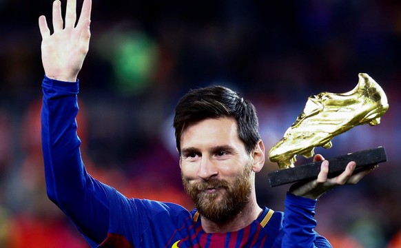 epa06396043 FC Barcelona&#039;s Argentinian striker Lionel Messi shows his golden boot before the Spanish First Division League 17th match between FC Barcelona and RC Deportivo at the Camp Nou stadium ...