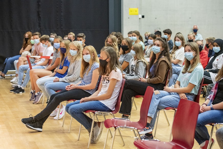 Die Kantonsschueler waehrend dem 1. Schultag mit der neuen Maskenpflicht waehrend der Corona Pandemie in der Kantonsschule Reussbuehl in Luzern am Montag, 17. August 2020. (KEYSTONE/Urs Flueeler).