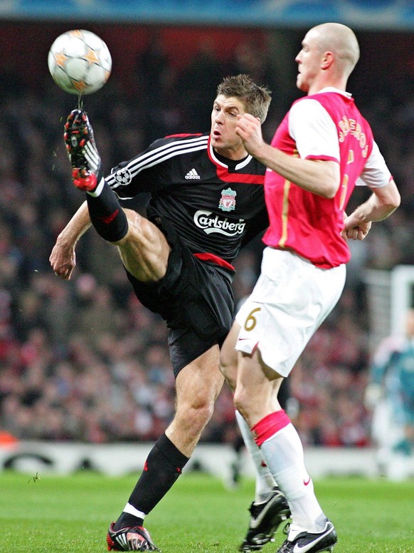 epa01302913 Liverpool&#039; s Steven Gerrard (L) battles for the ball with Arsenal&#039;s Philippe Senderos (R) during their Champions League quarterfinal, first leg soccer match at the Emirates Stadi ...