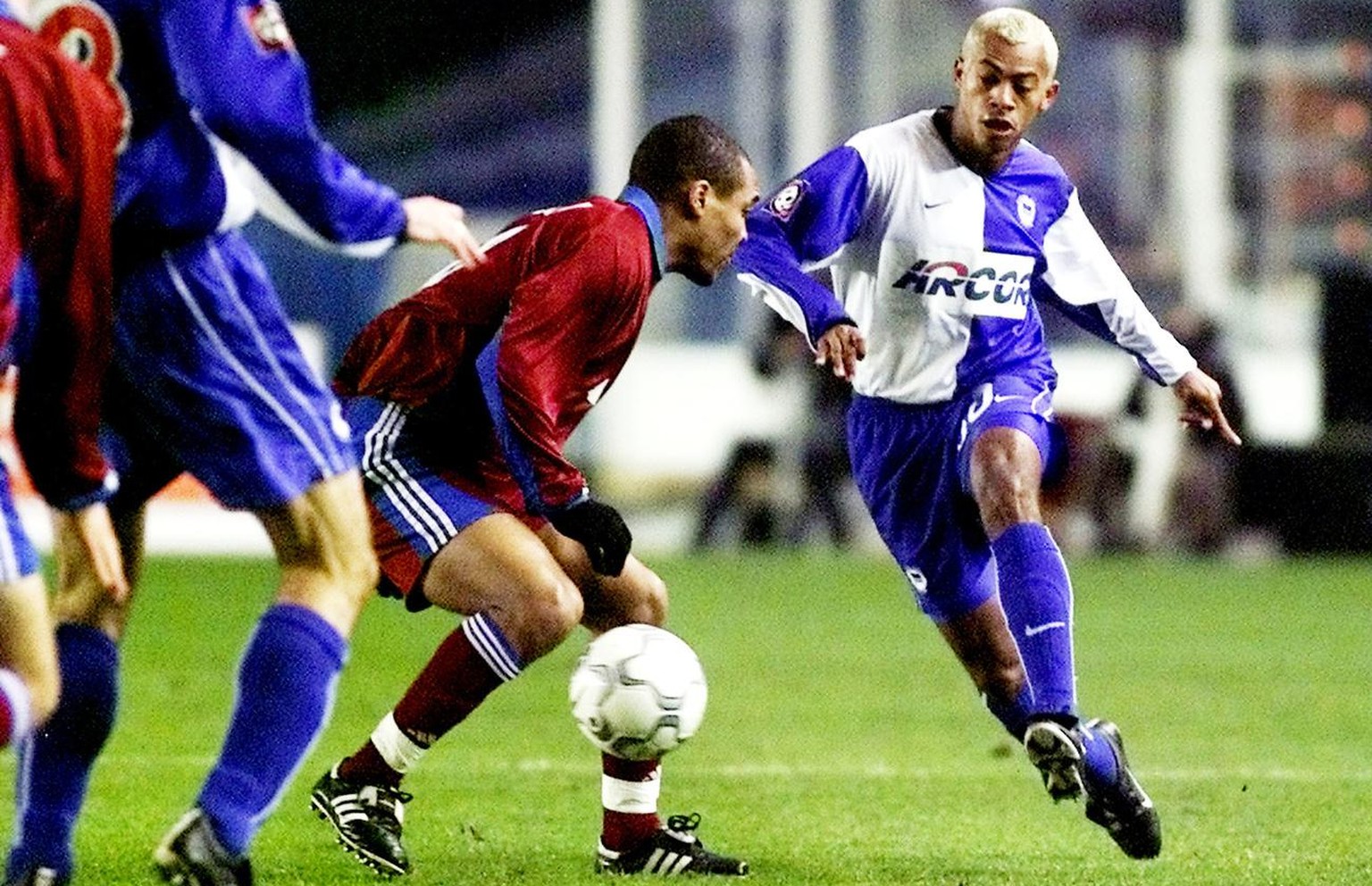 Brazilian soccer player Marcelinho, right, from Hertha BSC Berlin, and Hilton, center, from Servette Geneva, Switzerland, fight for the ball during their third round second leg Uefa Cup match at the O ...