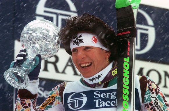 Vreni Schneider mit einer ihrer insgesamt sechs Kristallkugeln für den Gewinn des Slalomweltcups.