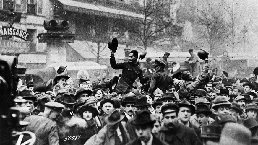 ARCHIVE --- VOR 100 JAHREN AM 11. NOVEMBER 1918 BEENDETE DER VEREINBARTE WAFFENSTILLSTAND VON COMPIEGNE DIE KAMPFHANDLUNGEN IM ERSTEN WELTKRIEG --- American soldiers join in the excitement on the Gran ...