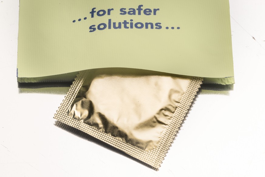 ARCHIVBILD ZUR MK DES BAG UEBER SEXUELL UEBERTRAGBARE INFEKTIONEN, AM MONTAG, 23. OKTOBER 2017 - Packing of a condom labelled &quot;...for safer solutions&quot;, photographed on February 1, 2017. (KEY ...