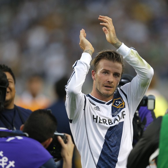 Los Angeles Galaxy&#039;s David Beckham, of England, acknowledges the fans as he leaves the field after the team&#039;s 3-1 win in the MLS Cup championship soccer match against the Houston Dynamo in C ...