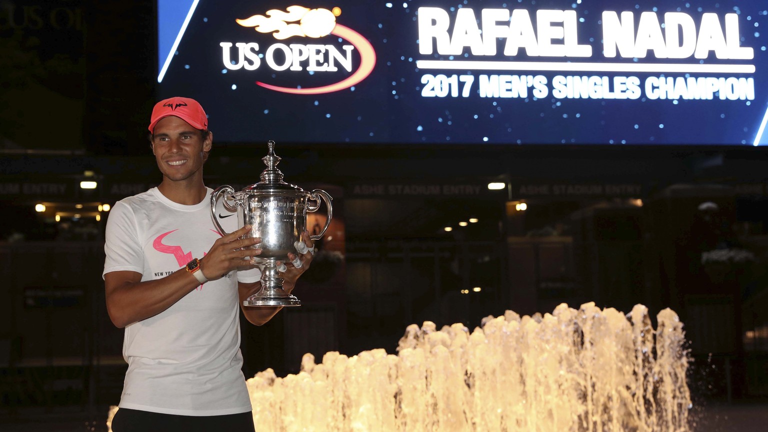epa06197495 Rafael Nadal of Spain poses with his championship trophy during a photo opportunity after defeating Kevin Anderson of South Africa to win the US Open Tennis Championships men&#039;s final  ...