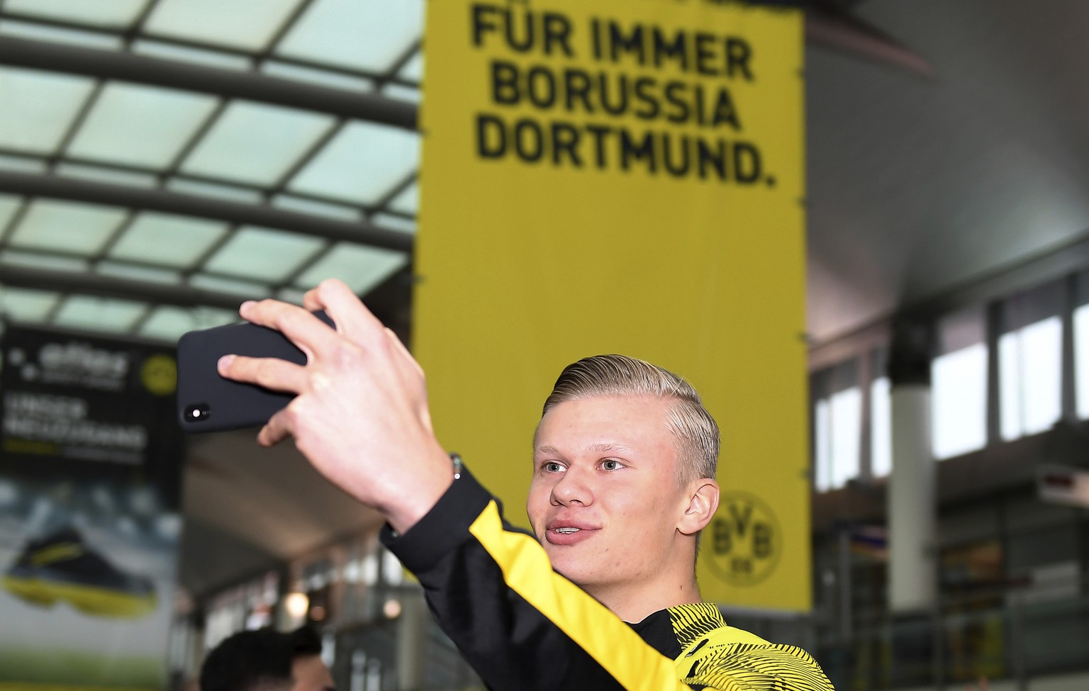 Dortmund&#039;s Erling Haaland makes a selfie of himself with his mobile phone at Dortmund airport before departing to a training camp in Marbella, Dortmund, Germany, Saturday, Jan.4, 2019. (David Ind ...