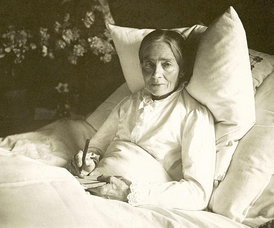 Marie Heim-Vögtlin als Patientin im Bett.