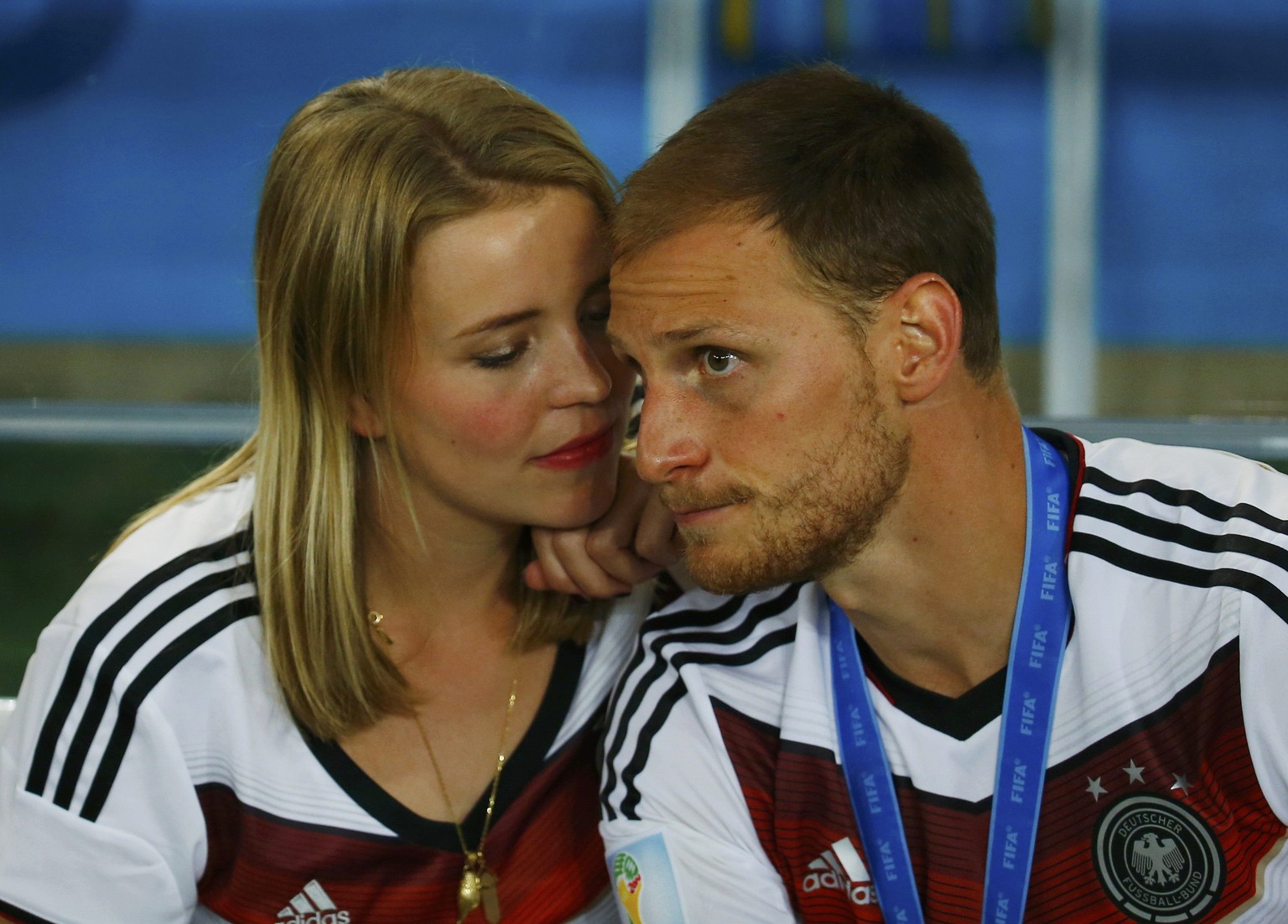 Verteidiger Benedikt Höwedes geniesst den Triumph gemeinsam mit Freundin Lise Wesseler.