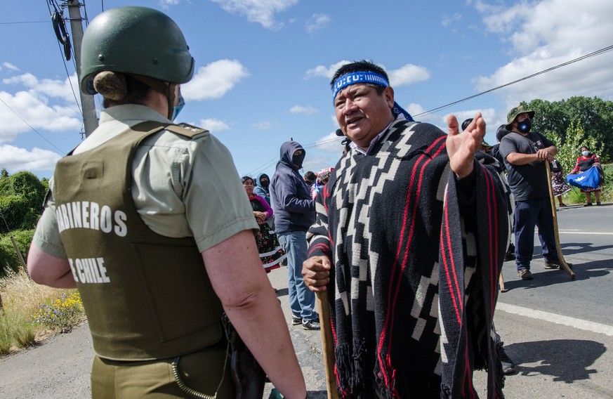 epa08925443 Camilo Catrillanca&#039;s father, Marcelo Catrillanca (C), is seen next to a police and military after denying him and his community access to attend a court hearing, in the city of Angol, ...