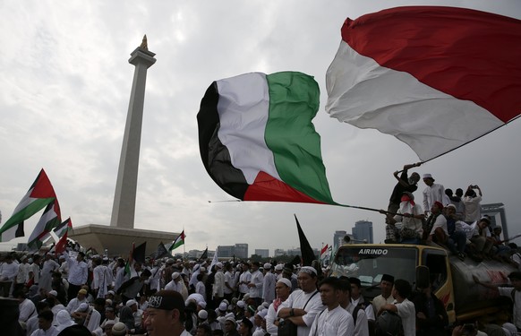epaselect epa06394629 Indonesian Muslim activists wave Palestine and Indonesian flags during a protest against US President Donald J.Trump&#039;s decision to recognize Jerusalem as capital of Israel a ...