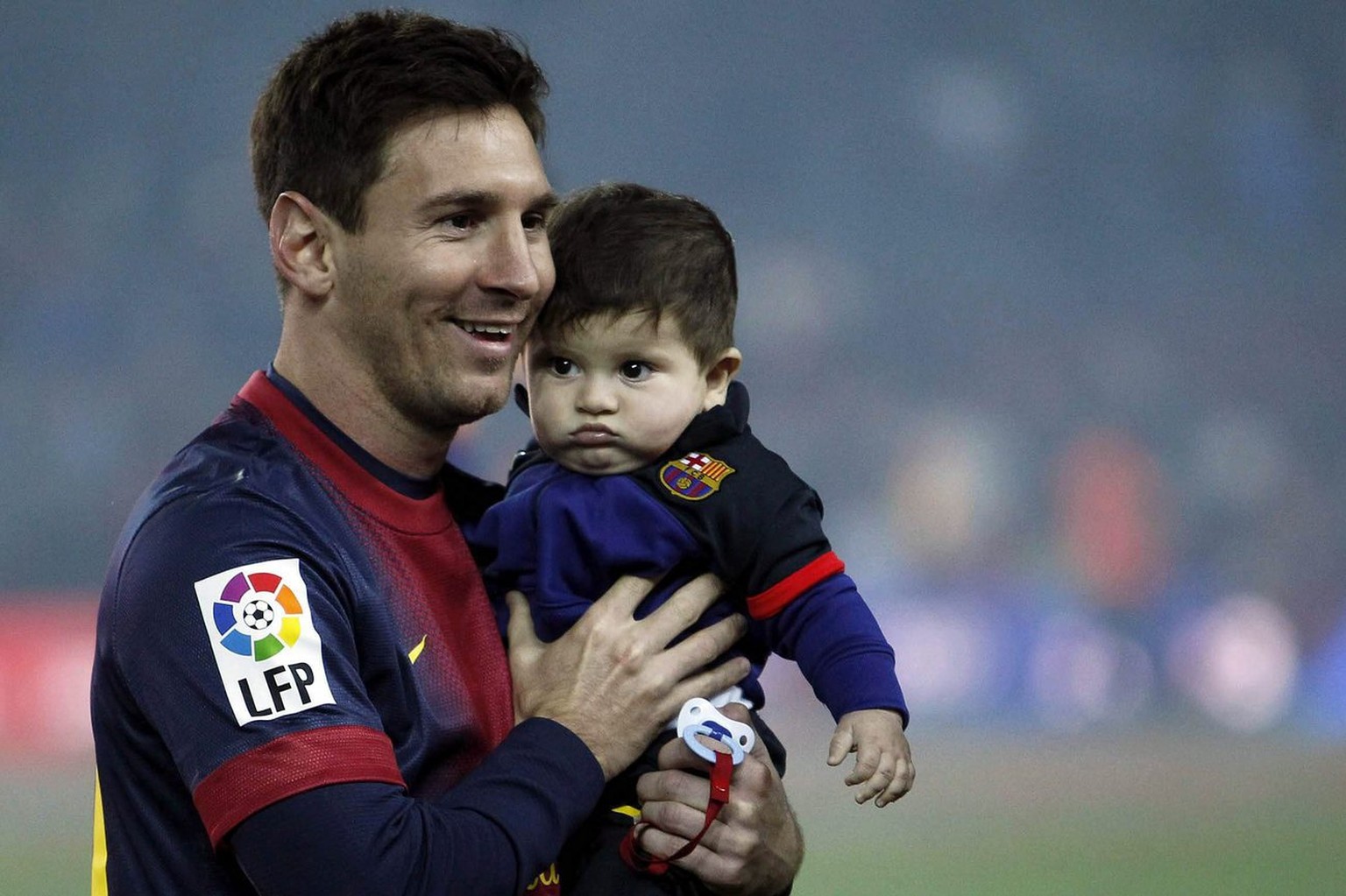 Lionel Messi mit Sohn Thiago. Ob Messi sich beim Namen von den Ex-Teamkollegen Thiago Motta und Thiago Alcantara inspirieren liess?