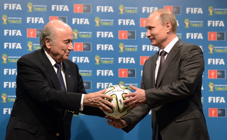 FIFA-Präsident Sepp Blatter überreicht Wladimir Putin symbolisch den WM-Ball.&nbsp;