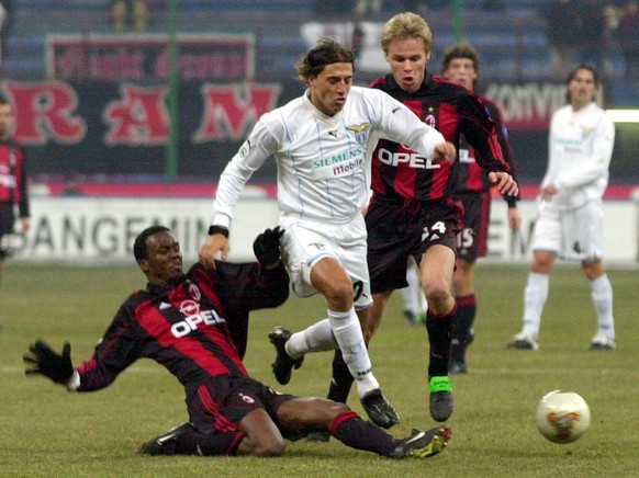 Lazio&#039;s Argentinian soccer star Hernan Crespo, center, is tackled by AC Milan&#039;s Brasilian defender Roque Junior during their Italy&#039;s cup first leg quarter final match at the San Siro st ...