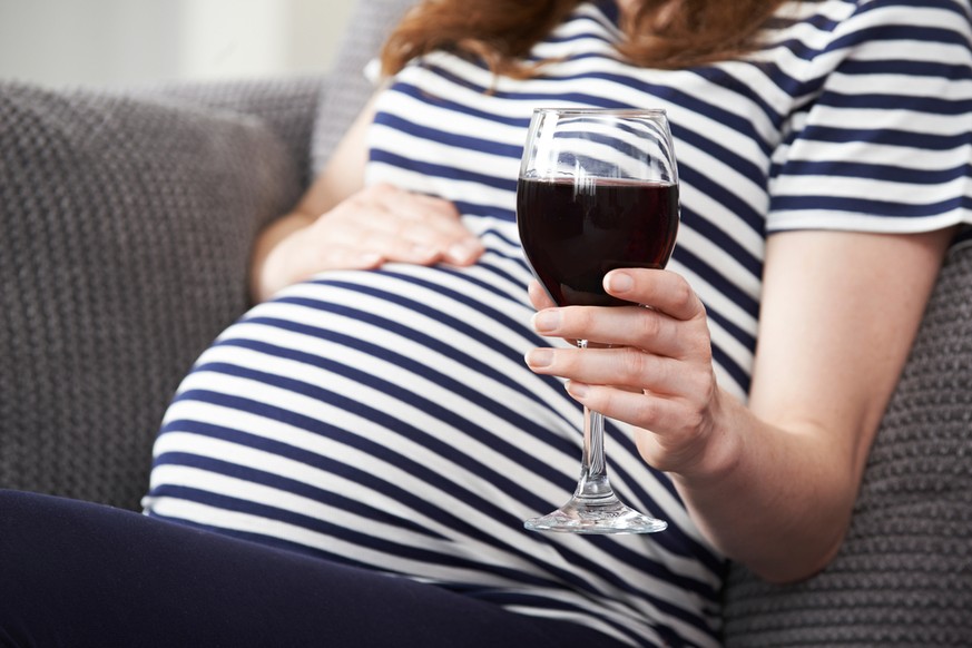 Fast jede fünfte schwangere oder stillende Frau trinkt jede Woche Alkohol. Fachleute empfehlen jedoch, während der ganzen Schwangerschaft abstinent zu leben.