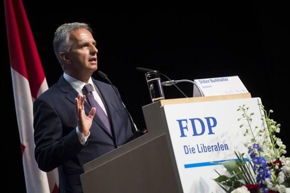 Bundesrat Didier Burkhalter spricht an der Delegiertenversammlung der FDP, am Samstag, 25. Juni 2016 in Brugg-Windisch. (KEYSTONE/Ennio Leanza)