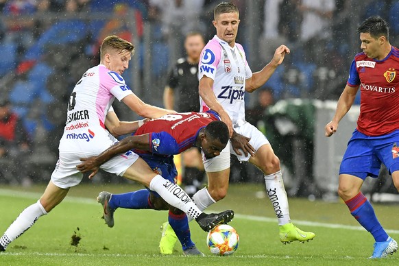 Basel&#039;s Afimico Pululu, right, fights for the ball against LASK&#039;s Philipp Wiesinger, left, during the UEFA Champions League third qualifying round first leg match between Switzerland&#039;s  ...