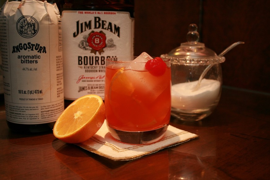 old fashioned muddled fruit version fruit salad angostura bourbon whiskey drink trinken alkohol retro https://thefederalist.com/2015/01/31/now-that-its-the-new-year-lets-get-old-fashioned/