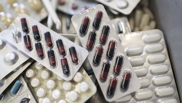 THEMENBILD --- Medikamente, aufgenommen am 13. Juni 2013 in Zuerich. In der Schweiz sind die Medikamente nach wie vor teurer als im vergleichbaren Ausland. Bei den Generika betraegt der Preisunterschi ...