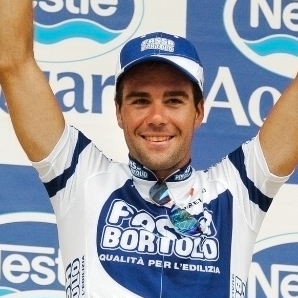 Aitor Gonzalez of Spain waves from the podium after winning the 14th stage of the Tour de France cycling race between Carcassonne and Nimes, southern France, Sunday, July 18, 2004. Frenchman Thomas Vo ...