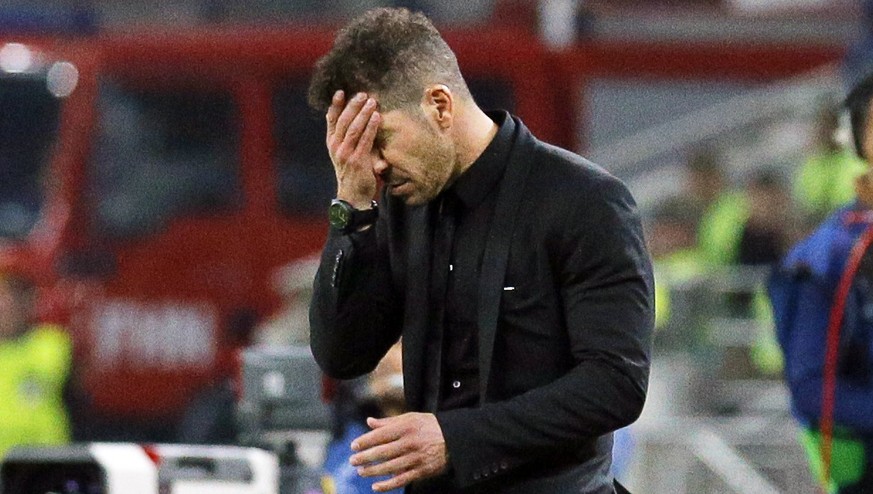 epa06274018 Atletico Madrid&#039;s Argentinian head coach Diego Simeone reacts during the UEFA Champions League group C soccer match between Qarabag FK and Atletico Madrid at Baki Olimpiya stadium in  ...