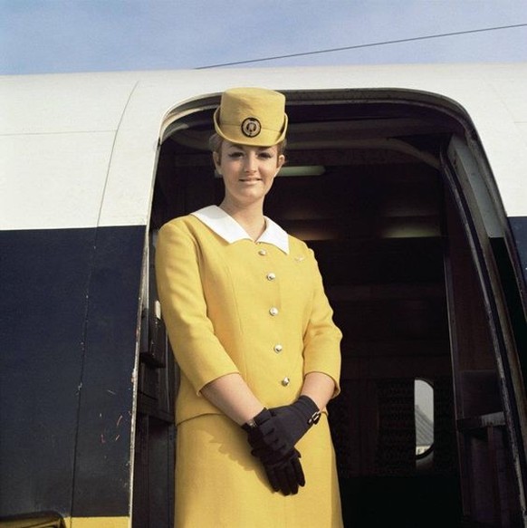 stewardess flight attendant flugbegleiterin vintage retro monarch airlines https://www.pinterest.com/pin/6051780725265724/