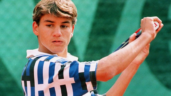 Der Schweizer Tennis-Junior Roger Federer in Aktion (aufgenommen am 12. September 1996 am World Youth Cup in Zuerich). Dem 17jaehrigen Federer aus Muenchenstein (BL) scheint das Klima in Australien be ...