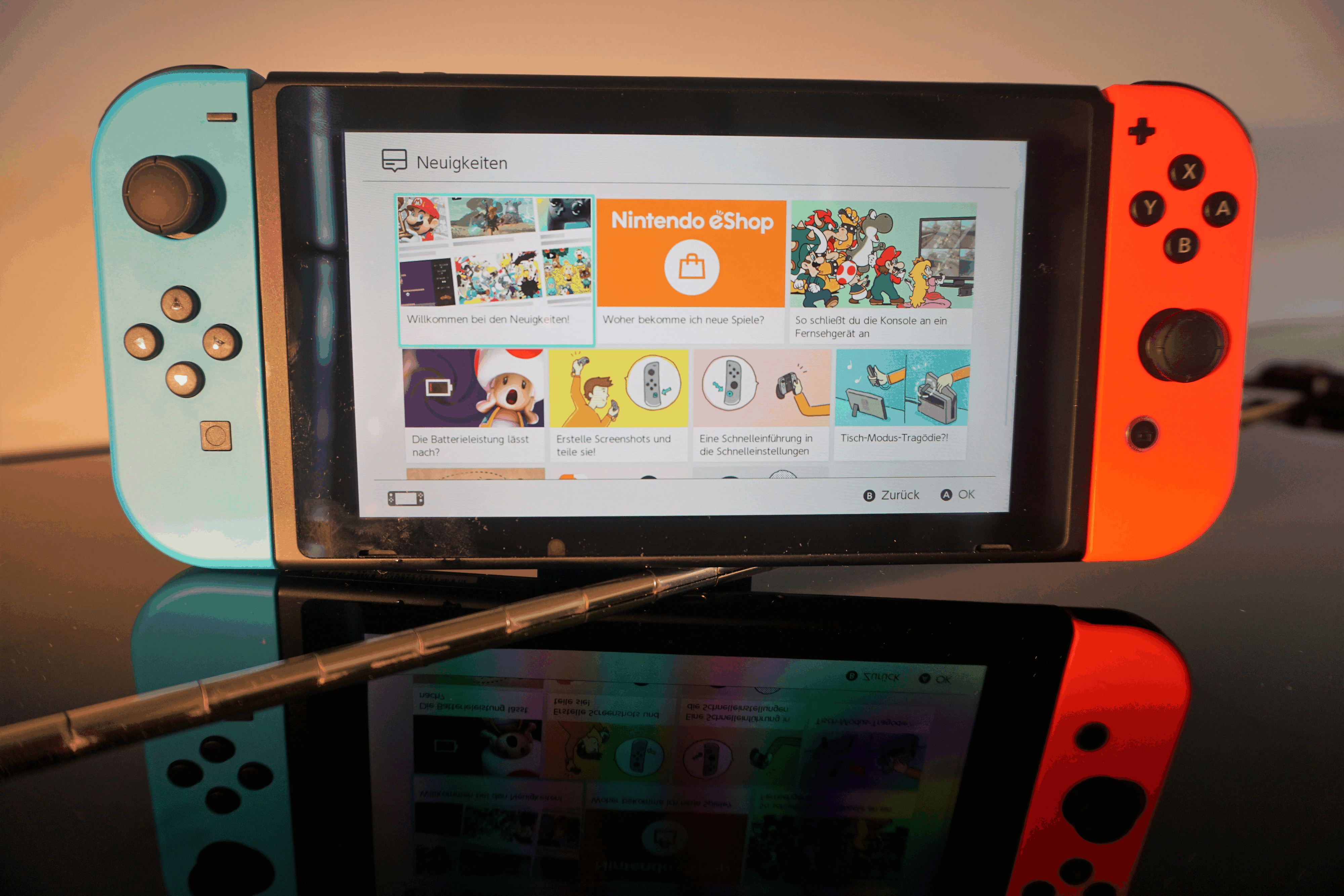 Das Tablet wird mit zwei angesteckten Gamepads zu einer mobilen Spielkonsole.
