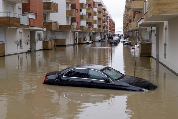 epaselect epa08931143 A car is submerged in flood water in the town of Fushe Kosove, Kosovo, 11 January 2021. Due to heavy rain showers many areas were flooded across Kosovo. EPA/VALDRIN XHEMAJ