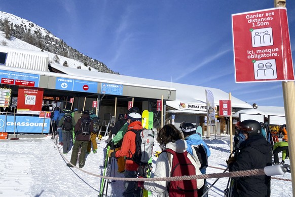 epa08941437 Skiers and snowboarders line up in a queue at a ski lift during the coronavirus disease (COVID-19) outbreak, in the Alpine resort of Verbier, Switzerland, 16 January 2021. EPA/SANDRA HILDE ...