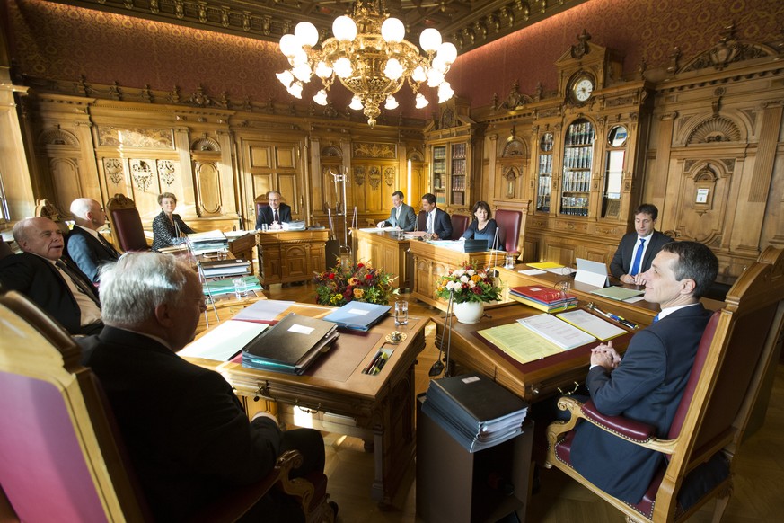 Bundesrat Ignazio Cassis, vorne rechts, sitzt neben Bundesrat Johann Schneider-Ammann, links, zu Beginn der Bundesratssitzung am Mittwoch, 1. November 2017 im Bundesratszimmer in Bern. (KEYSTONE/Pool/ ...